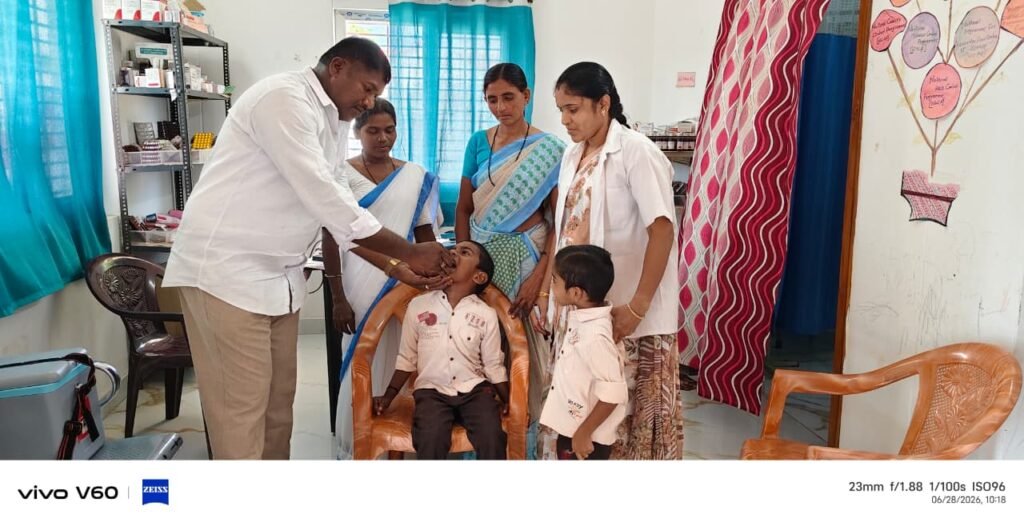 పుల్లీవీడు హెల్త్ క్లినిక్‌లో ఘనంగా పల్స్ పోలియో కార్యక్రమం: పిల్లలకు పోలియో చుక్కలు వేసిన హ్యూమన్ రైట్స్ నేషనల్ జాయింట్ సెక్రెటరీ కవలకుంట్ల మధుబాబు