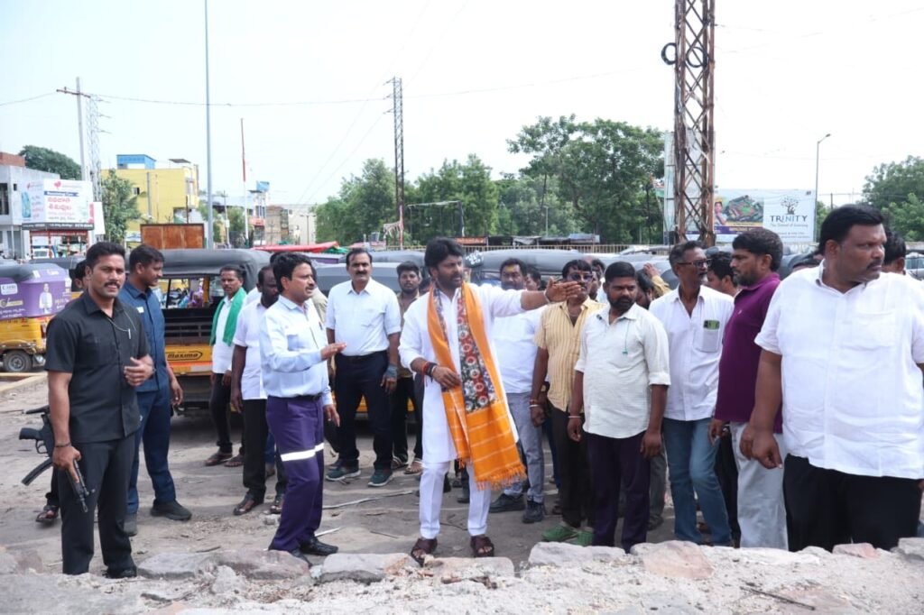గోదావరిఖని బస్టాండ్ అభివృద్ధి పనులను పరిశీలించిన ఎమ్మెల్యే రాజ్ ఠాకూర్