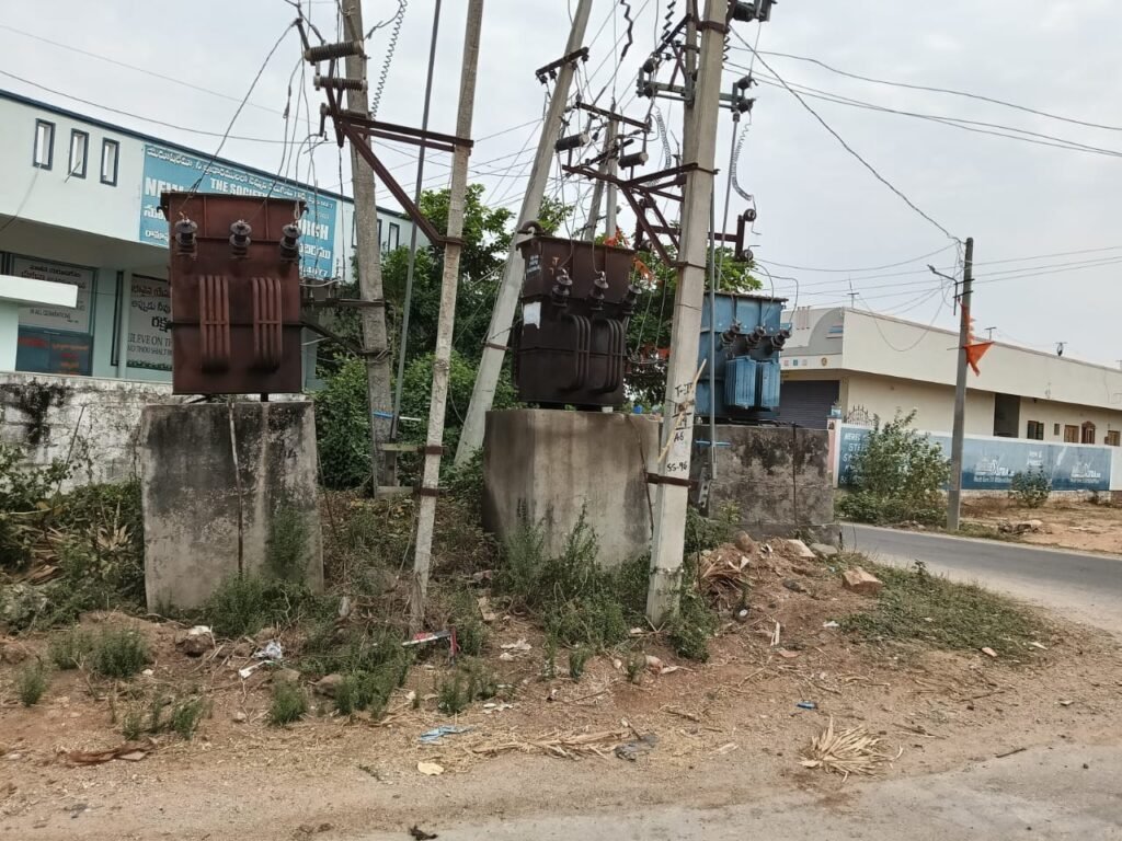 “ప్రమాదం జరిగితేనే మేల్కొంటారా..? ట్రాన్స్‌ఫార్మర్‌ల చుట్టూ ప్రహరీ లేక ప్రజల ప్రాణాలకు గ్యారంటీ ఎవరు!”