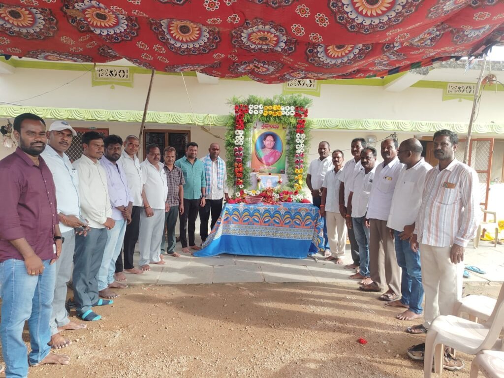 మాజీ సర్పంచ్ ఊర రవీందర్ రావు కుటుంబాన్ని పరామర్శించిన బీఆర్ఎస్ నాయకులు