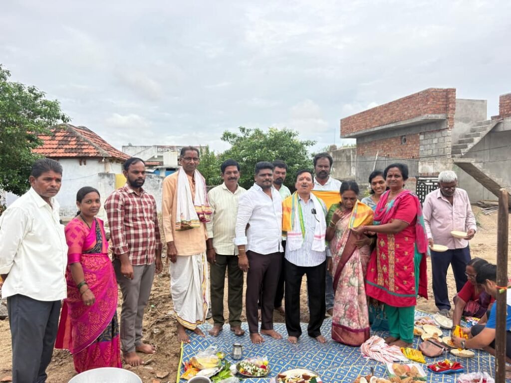గాగిల్లాపూర్‌లో ఇందిరమ్మ ఇంటి నిర్మాణానికి భూమి పూజ