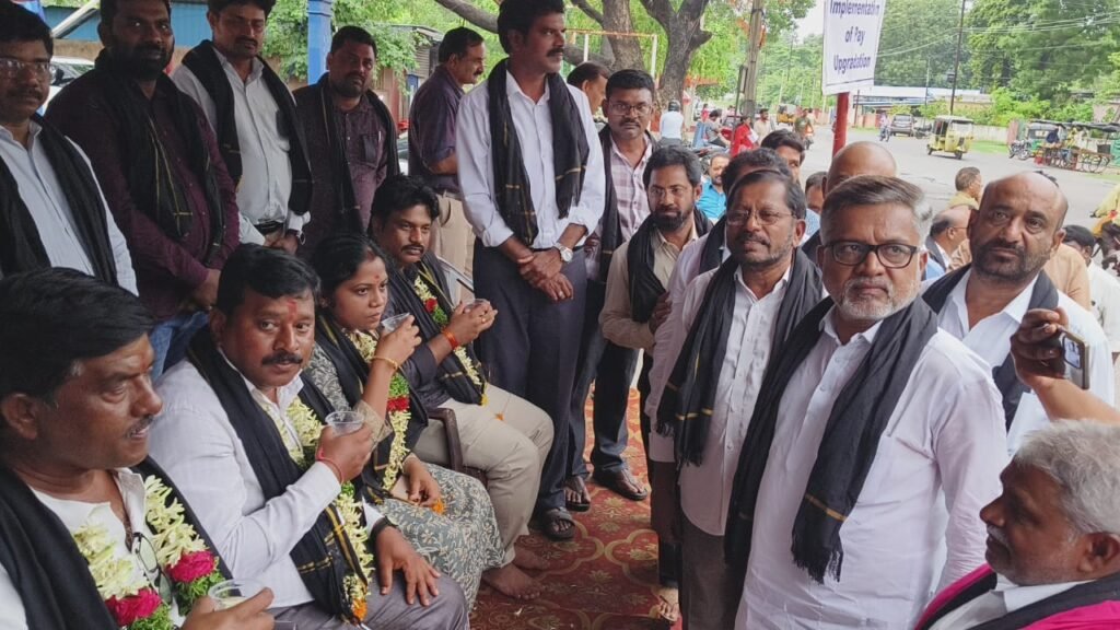 సింగరేణి అధికారులు రోడ్డెక్కడం దౌర్భాగ్యమే