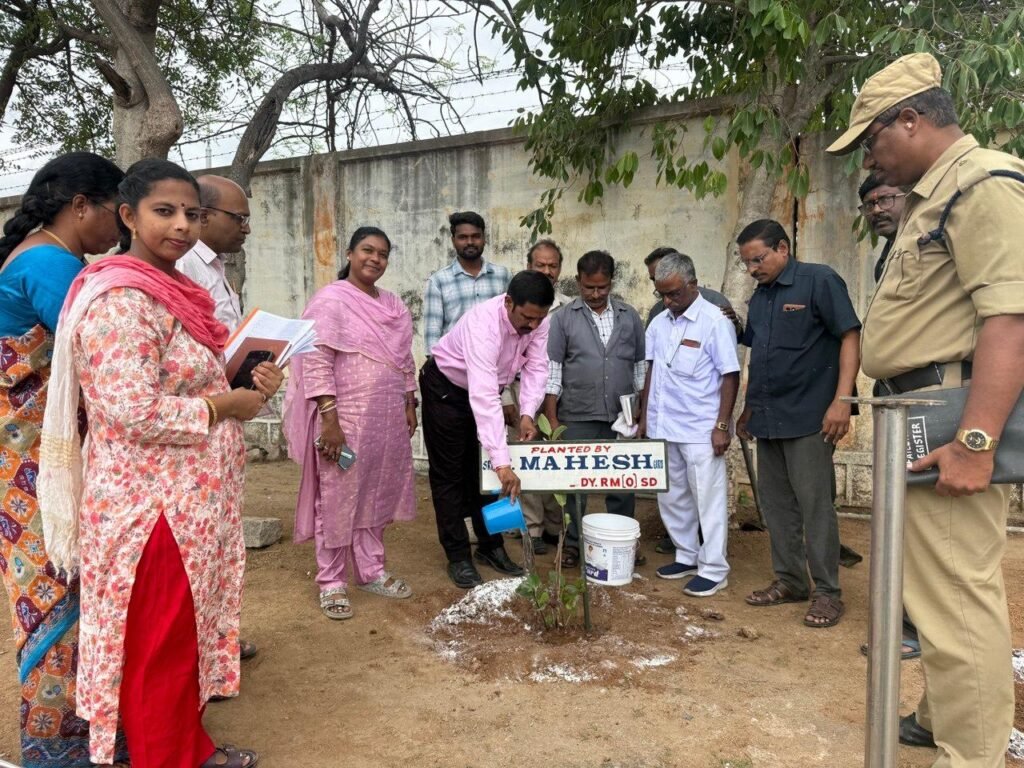 ఆర్టీసీ ఆదాయ వృద్ధే లక్ష్యంగా కృషి చేయాలి  చెంగిచెర్ల డిపో ఉద్యోగులకు డీఆర్‌ఎం మహేష్ కుమార్ పిలుపు  అధిక ఆదాయం సాధించిన కండక్టర్లు, ఇంధనం ఆదా చేసిన డ్రైవర్లకు సన్మానం
