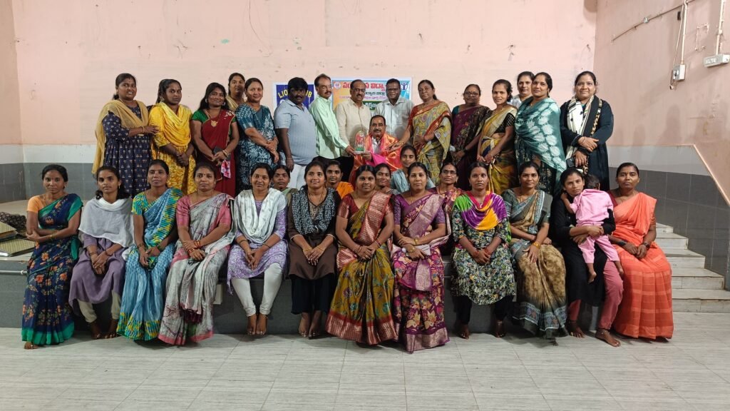 మహిళలు సాధికారత వైపు అడుగులు వేయాలి