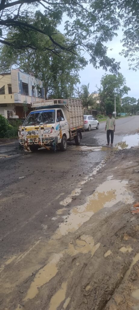 ప్రధాన రహదారిపై గుంతలు పట్టించుకోని అధికారులు