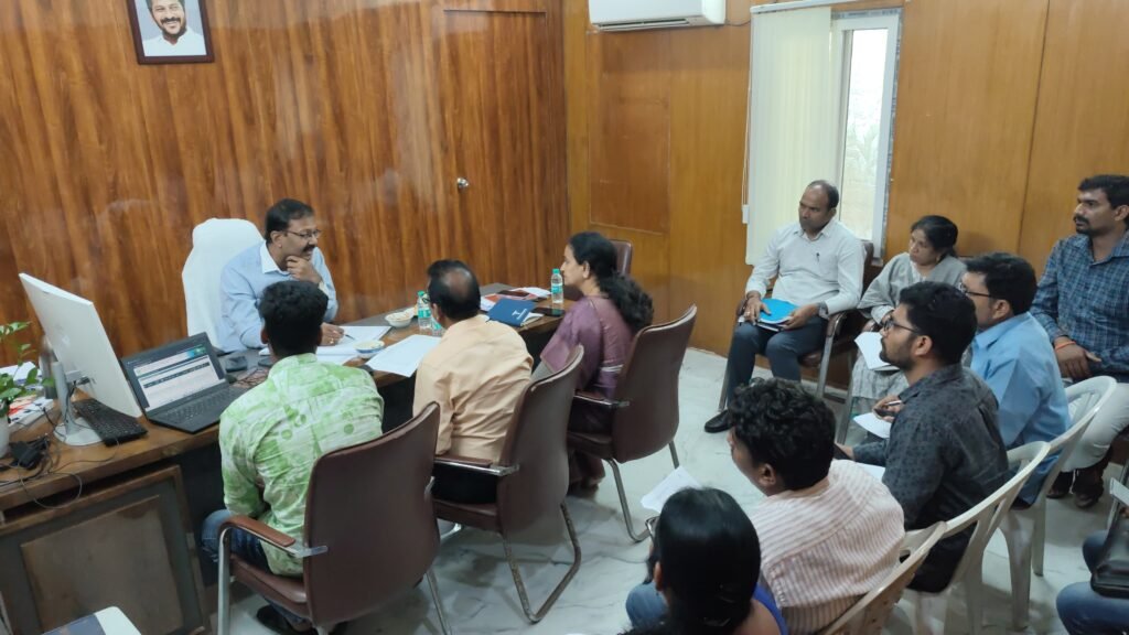 ఎల్‌ఆర్‌ఎస్ దరఖాస్తుల పరిష్కారాన్ని వేగవంతం చేయాలి: కమిషనర్ వినయ్ కృష్ణారెడ్డి