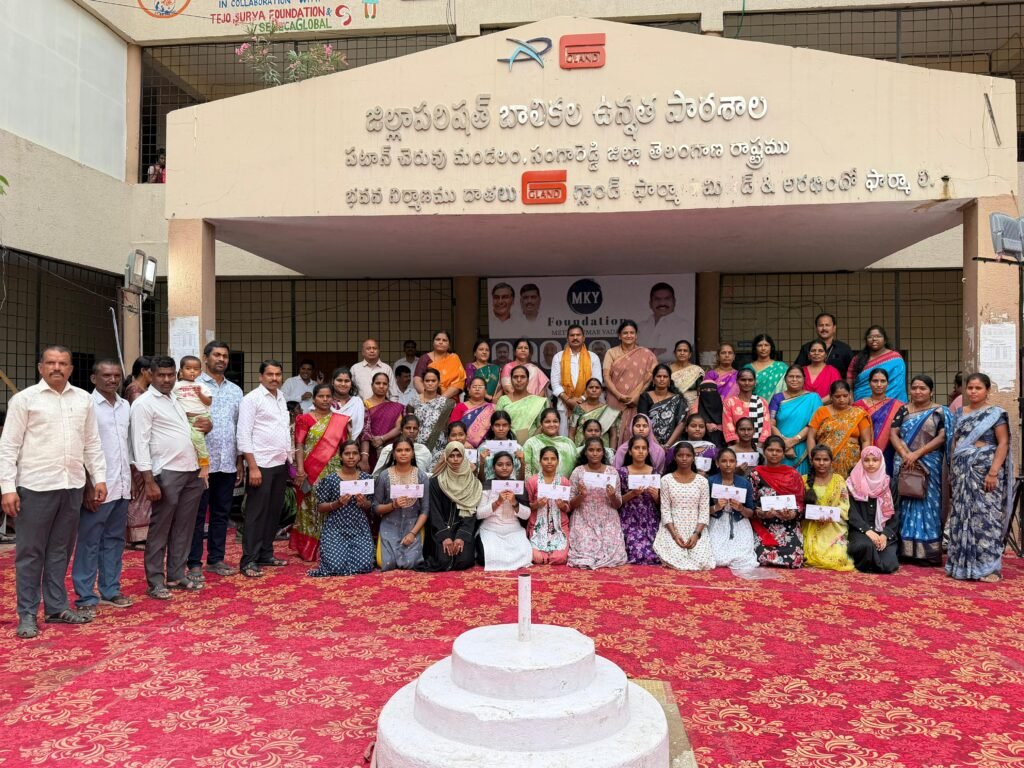 ప్రతిభావంతులైన విద్యార్థులకు నగదు ప్రోత్సాహకం
