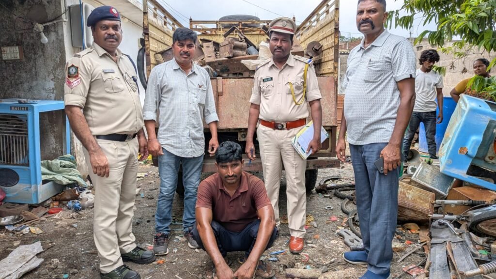 రెండు టన్నుల సింగరేణి ఇనుప సామాగ్రి స్వాధీనం