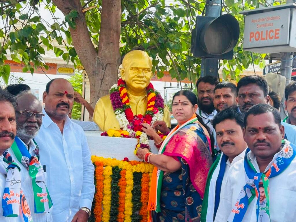 డాక్టర్ వైఎస్ రాజశేఖర రెడ్డి జయంతి సందర్భంగా విగ్రహానికి పూలమాల వేసి నివాళులర్పించిన బూరుగడ్డ పుష్పనగేష్ యాదవ్ 