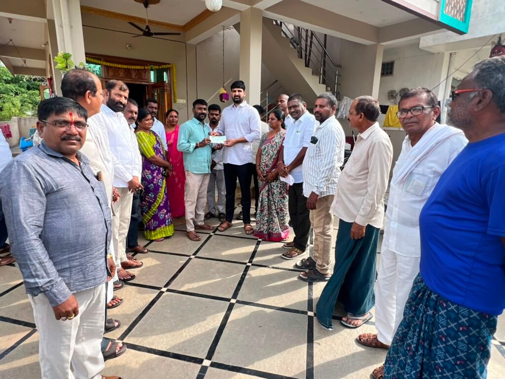 లబ్ధిదారుల ఇంటి వద్దకే సీఎంఆర్ఎఫ్ చెక్కులు అందజేసి మానవీయత చాటిన ఎమ్మెల్యే