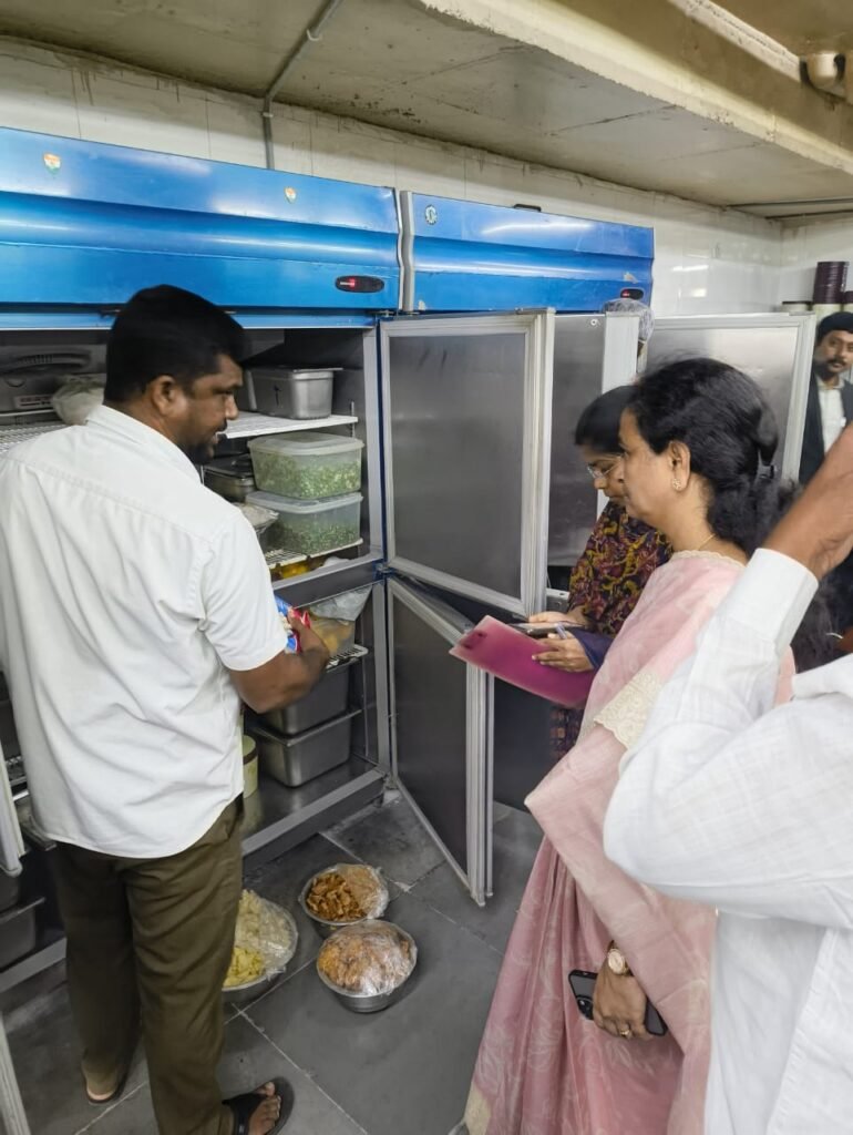 ఘట్‌కేసర్ సర్కిల్‌లో హోటళ్లపై ఆకస్మిక తనిఖీలు నిర్వహించిన డిప్యూటీ కమిషనర్ వాణి…..     పరిశుభ్రత, ఆహార నాణ్యతపై ప్రత్యేక దృష్టి.. నిబంధనలు తప్పనిసరిగా పాటించాలని అధికారుల హెచ్చరిక