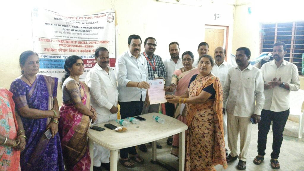 మహిళల స్వయం ఉపాధికి జ్యూట్ బ్యాగ్ శిక్షణ – 35 మందికి ధ్రువపత్రాల ప్రదానం