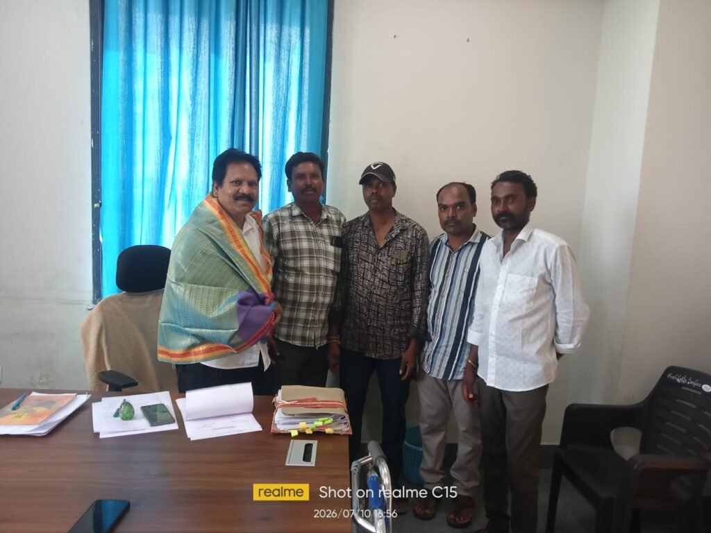 జిల్లా మత్స్యశాఖ అధికారిని మర్యాద పూర్వకంగా కలిసిన  గుగ్గిళ్ల గ్రామ ముదిరాజ్  సభ్యులు