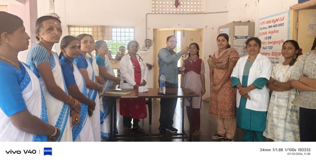 విద్యార్థులకు ఆల్బెండజోల్ మాత్రల పంపిణీ చేసిన -ఎంపిడివో  ప్రవీణ్