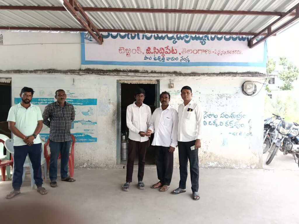 కరీంనగర్ పాలడైరీ ఆధ్వర్యంలో పాడి రైతుల విద్యార్థులకు స్కాలర్‌షిప్‌ల పంపిణీ