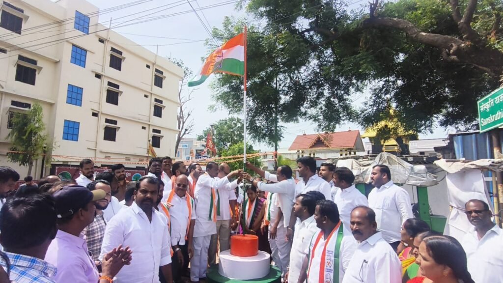 అన్నోజిగూడలో ఘనంగా కాంగ్రెస్ పార్టీ జెండా ఆవిష్కరణ  పార్టీ బలోపేతానికి కార్యకర్తలు కృషి చేయాలి: డివిజన్ అధ్యక్షులు కర్రె రాజేష్