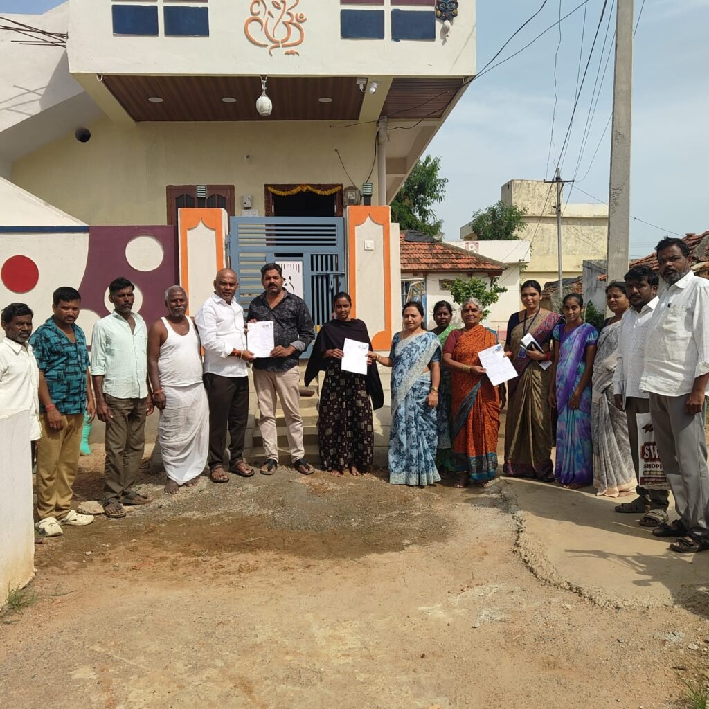 పదవ వార్డ్ కౌన్సిలర్ పట్లోళ్ల రేఖ ప్రవీణ్ ఆధ్వర్యంలో ఎస్ ఐ ఆర్ పత్రాల స్వీకరణ<br>
