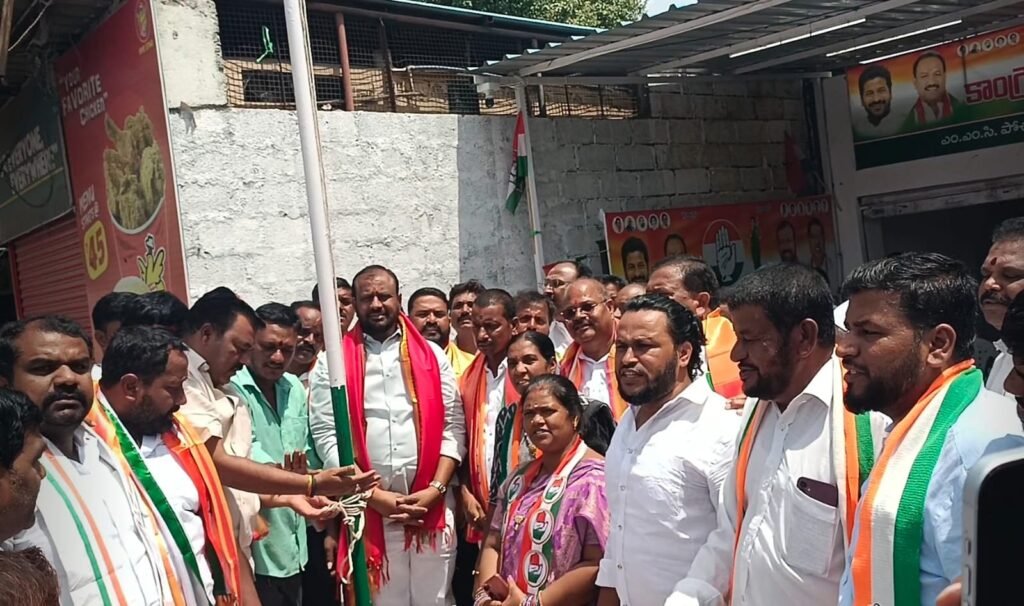 నారపల్లిలో ఘనంగా కాంగ్రెస్ పార్టీ జెండా ఆవిష్కరణ….     డీసీసీ అధ్యక్షుడు తోటకూర వజ్రేష్ యాదవ్ చేతుల మీదుగా జెండా ఆవిష్కరణ