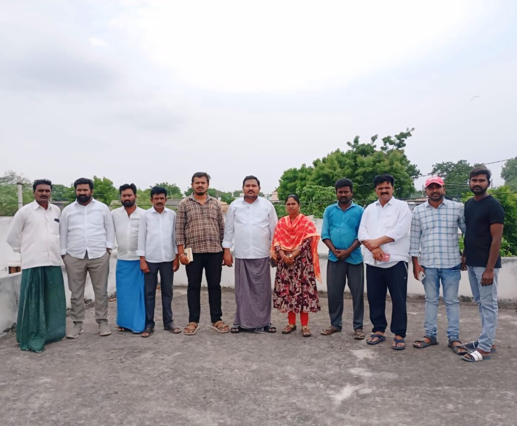 యాతవాకిళ్ళ గ్రామంలోని డబుల్ బెడ్ రూమ్ ఇండ్లను పరిశీలించిన హౌసింగ్ ఏఈ&nbsp; జగదీష్