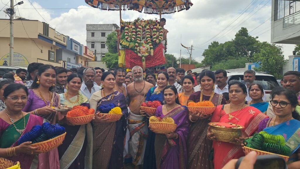 గాజులమ్మగా కనులపండువగా దర్శనమిచ్చిన శ్రీ గోదాదేవి……గరుడాద్రి క్షేత్రంలో ఘనంగా లక్ష గాజుల మహోత్సవం.. వేలాదిగా తరలివచ్చిన భక్తులు