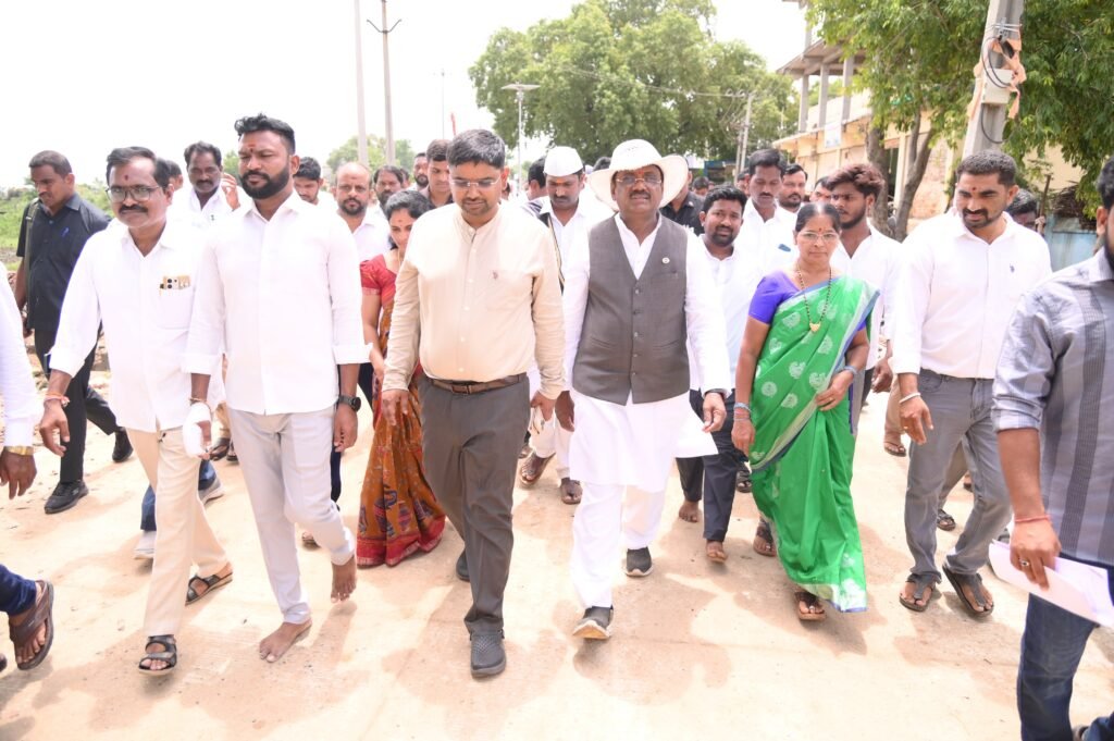 రైతులంతా ఏకమై ఒకే నిర్ణయంతో ప్రత్యామ్నాయ పంటలు సాగు చేయాలి