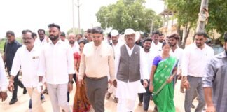 రైతులంతా ఏకమై ఒకే నిర్ణయంతో ప్రత్యామ్నాయ పంటలు సాగు చేయాలి