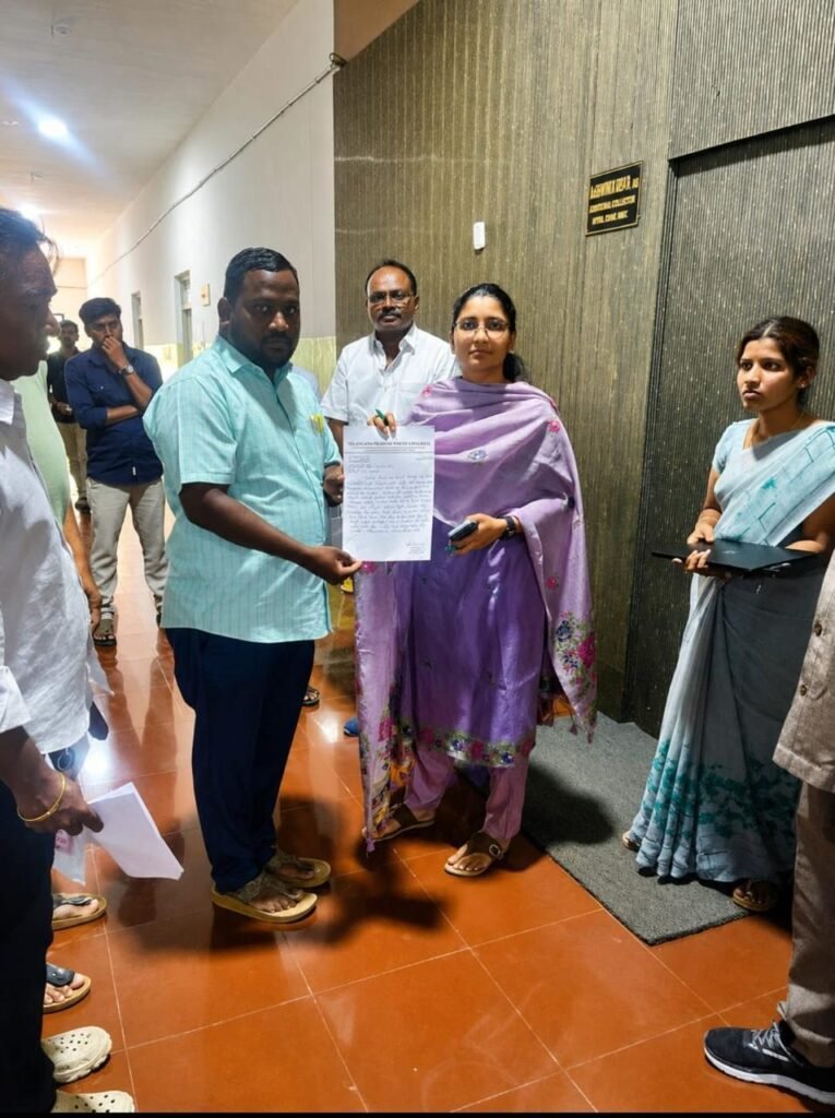 పోచారం 8వ డివిజన్‌లో వీధి దీపాల సమస్యలపై జోనల్ కమిషనర్‌కు వినతి….     బోనాల పండుగకు ముందే లైట్ల మరమ్మతులు పూర్తి చేయాలని విజ్ఞప్తి