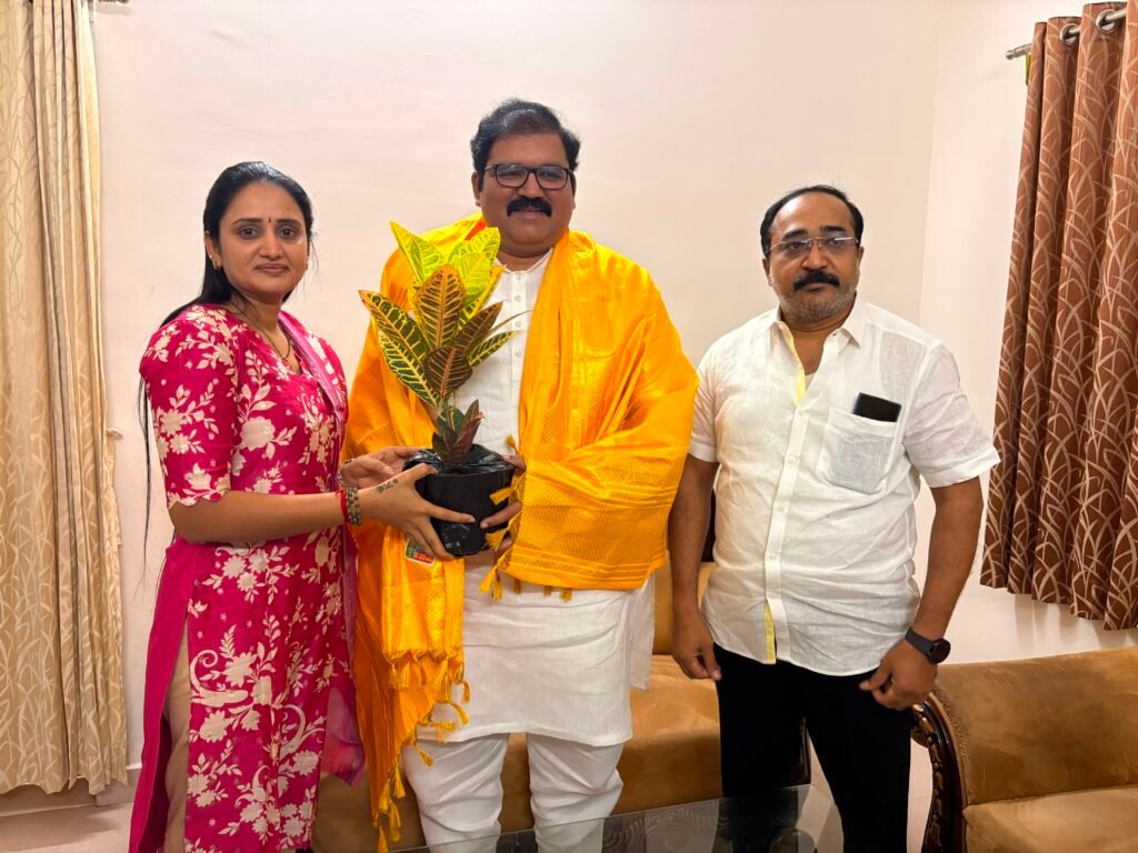 పట్టాభిరామ్ ను సన్మానించిన మార్కెట్ యార్డ్ చైర్పర్సన్ బల్లా పల్లవి