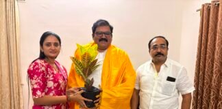 పట్టాభిరామ్ ను సన్మానించిన మార్కెట్ యార్డ్ చైర్పర్సన్ బల్లా పల్లవి