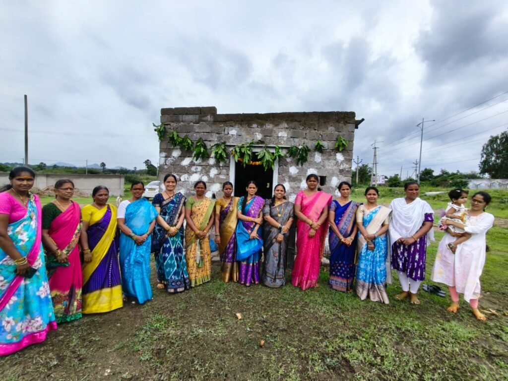 బీరన్న దేవాలయంలో తొలి ఏకాదశి వేడుకలు ఘనం<br>ప్రత్యేక పూజలు, అభిషేకాలు నిర్వహించి మొక్కులు చెల్లించిన కురుమ కులస్తులు
