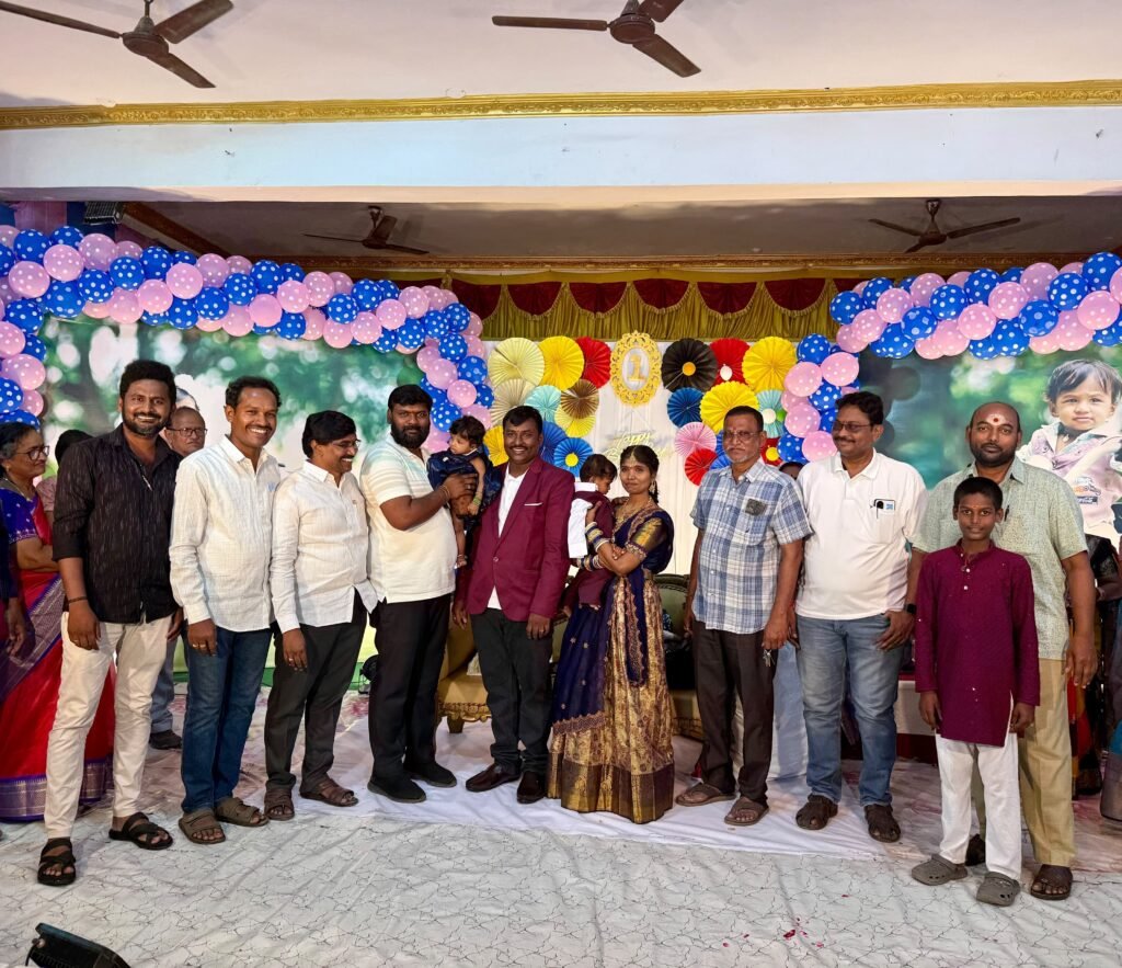 మొదటి పుట్టినరోజు వేడుకకు హాజరై చిన్నారులను ఆశీర్వదించిన మున్సిపల్ చైర్మన్<br>
