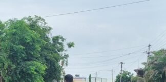 మా ఊరి రోడ్లు మా పిల్లల భవిష్యత్తు కాపాడండి అక్రమ ఇసుక రవాణా పై కల్లూరు గ్రామస్తులు ఆగ్రహం అధికారులకు విజ్ఞప్తి