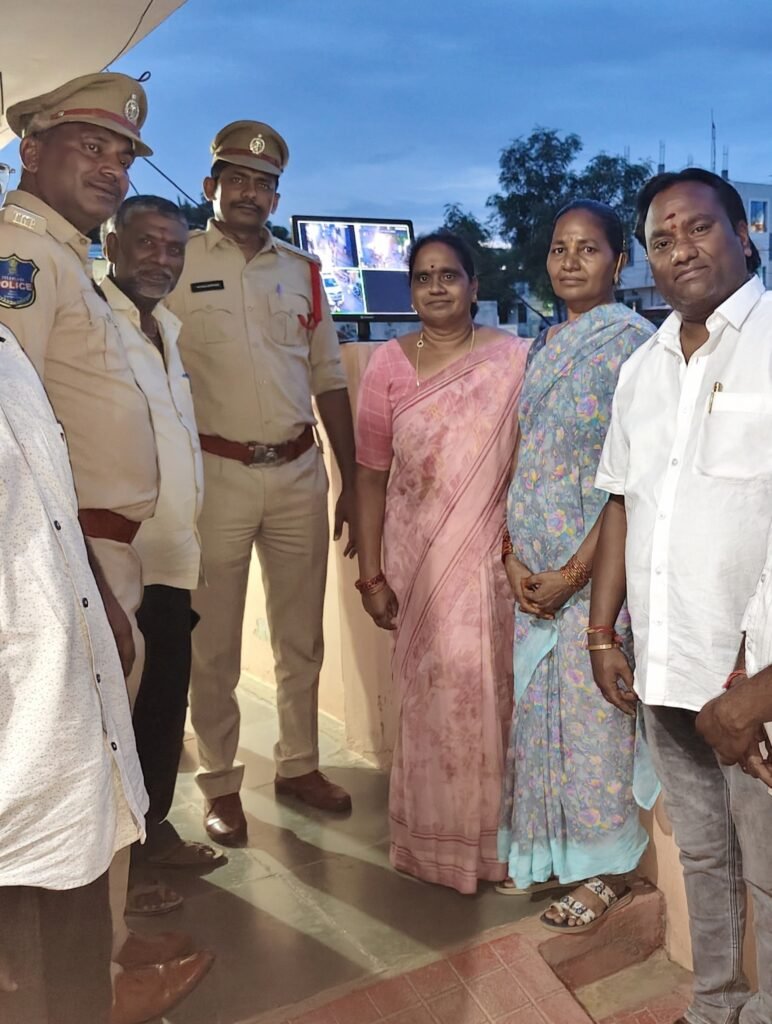 ఈడబ్ల్యూఎస్ కాలనీలో 8 సీసీ కెమెరాల ఏర్పాటు…..     కమ్యూనిటీ సీసీ కెమెరా కార్యక్రమాన్ని ప్రారంభించిన ఘట్‌కేసర్ సి ఐ బాలస్వామి, ఎస్సై ప్రభాకర్