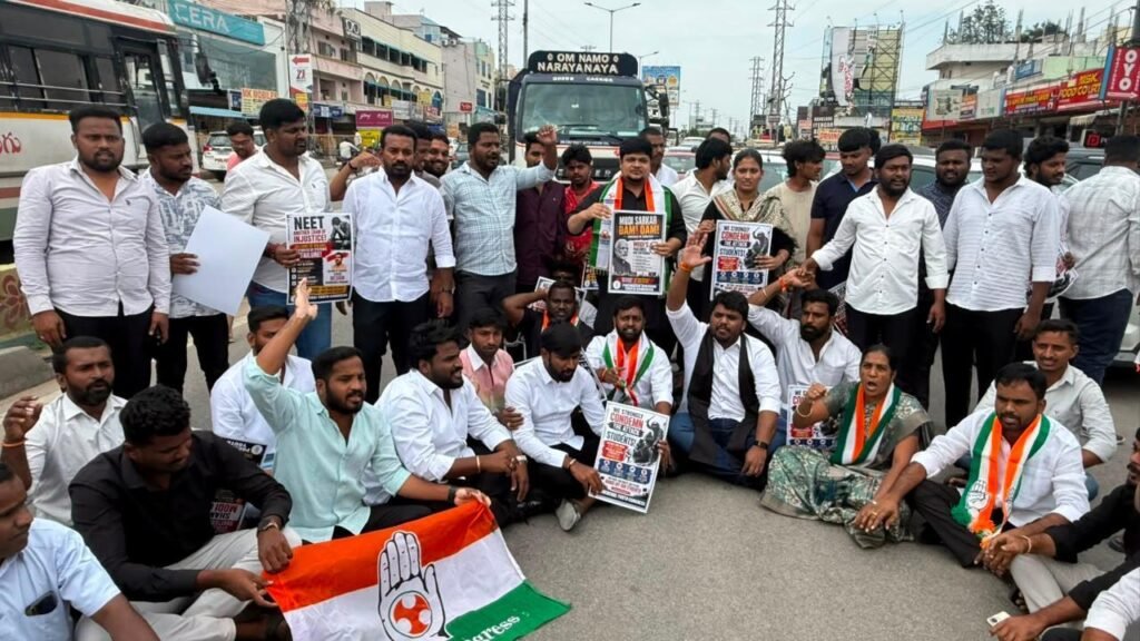 నీట్ పేపర్ లీక్ ఘటనపై పోచారంలో యువజన కాంగ్రెస్ నిరసన..  కేంద్ర విద్యాశాఖ మంత్రి దిష్టిబొమ్మ దహనం.. జాతీయ రహదారిపై బైఠాయింపు
