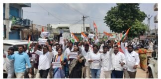 రాహుల్ గాంధీ అరెస్టు, విద్యార్థులపై లాఠీచార్జ్కు నిరసనగా కేశంపేటలో కాంగ్రెస్ ధర్నా