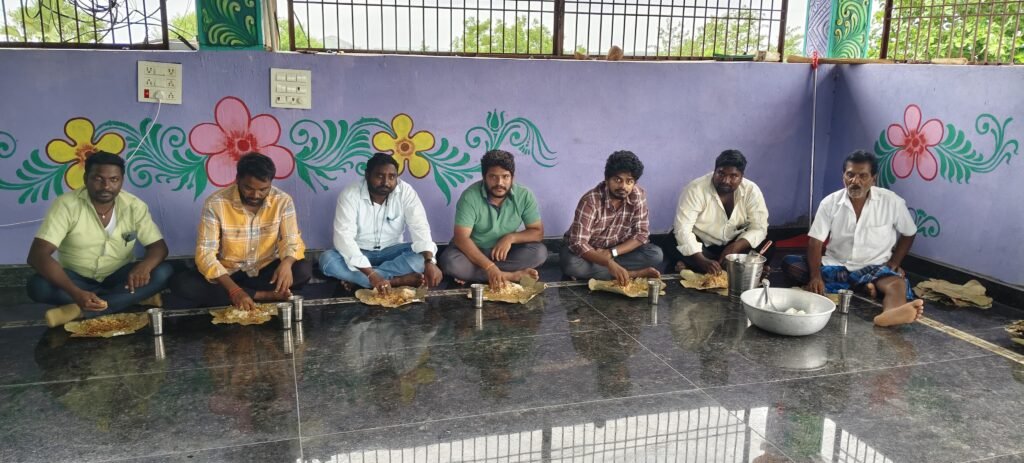 వొడితెల రాజేశ్వర్ రావు వర్ధంతి సందర్బంగా అమ్మ ఫౌండేషన్ ఆధ్వర్యంలో అన్న ప్రసాద వితరణ<br>