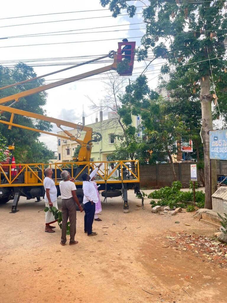 చౌదరిగూడెం కాలనీలో విద్యుత్ తీగలకు అడ్డంగా ఉన్న చెట్ల కొమ్మల తొలగింపు
