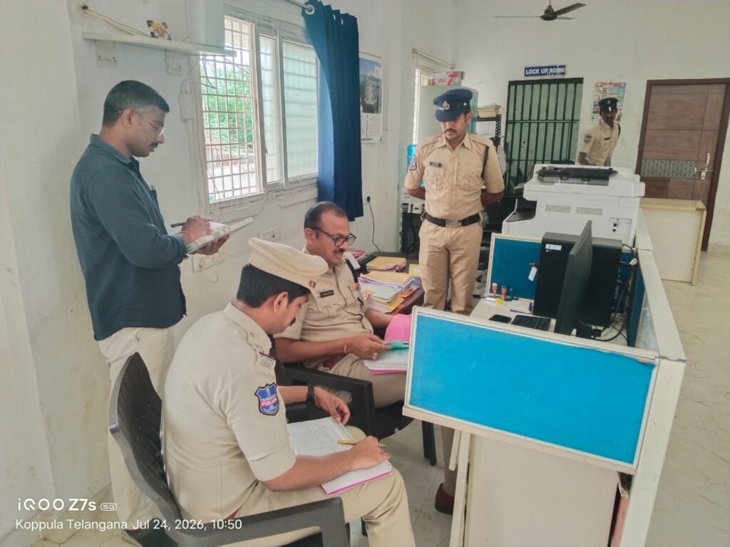 కొత్తపల్లి గోరి పోలీస్ స్టేషన్‌ను ఆకస్మికంగా తనిఖీ చేసిన భూపాలపల్లి డీఎస్పీ శ్రీ సంపత్ రావు <br>