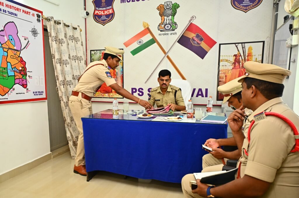 పెండింగ్ కేసులపై క్లాసు ప్రజాసేవలో నిర్లక్ష్యం వద్దు జిల్లా ఎస్పీ సుధీర్ రామ్నాథ్ కేకన్