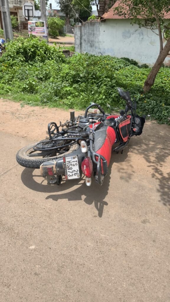 భూపతిపేట చెక్‌పోస్ట్ వద్ద ఘోర ప్రమాదం లారీ నిర్లక్ష్యానికి ఇద్దరికీ తీవ్ర గాయాలు!