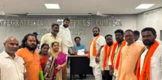 గోమాతను జాతీయ జంతువుగా ప్రకటించాలని కలెక్టర్కు వినతిపత్రం