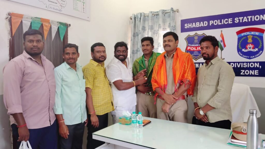 షాబాద్ నూతన సిఐ లక్ష్మీ రెడ్డి, ఎస్ ఐ చెన్నా రెడ్డి లను కలిసిన పార్టీల నాయకులు