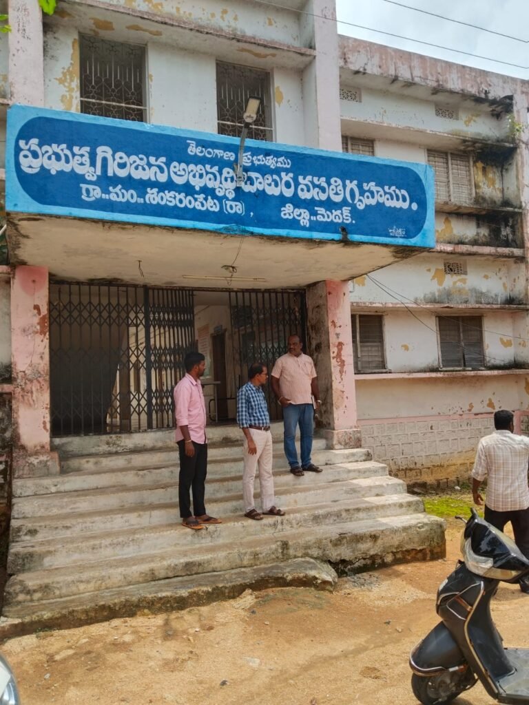 వసతి గృహాన్ని తనిఖీ చేసిన ఎంపీడీవో దామోదర్