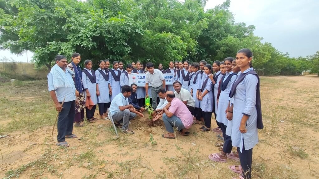 మఠంపల్లి మోడల్ స్కూల్ లో అమ్మ పేరుతో ఒక మొక్క హరిత కార్యక్రమం విజయవంతం.
