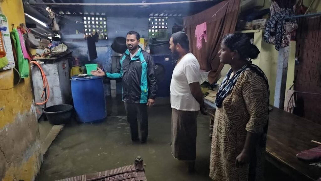 వరద నీటిలో ప్రజలకు అండగా  ఎమ్మెల్యే ఆదేశాలతో రంగంలోకి కార్పొరేటర్