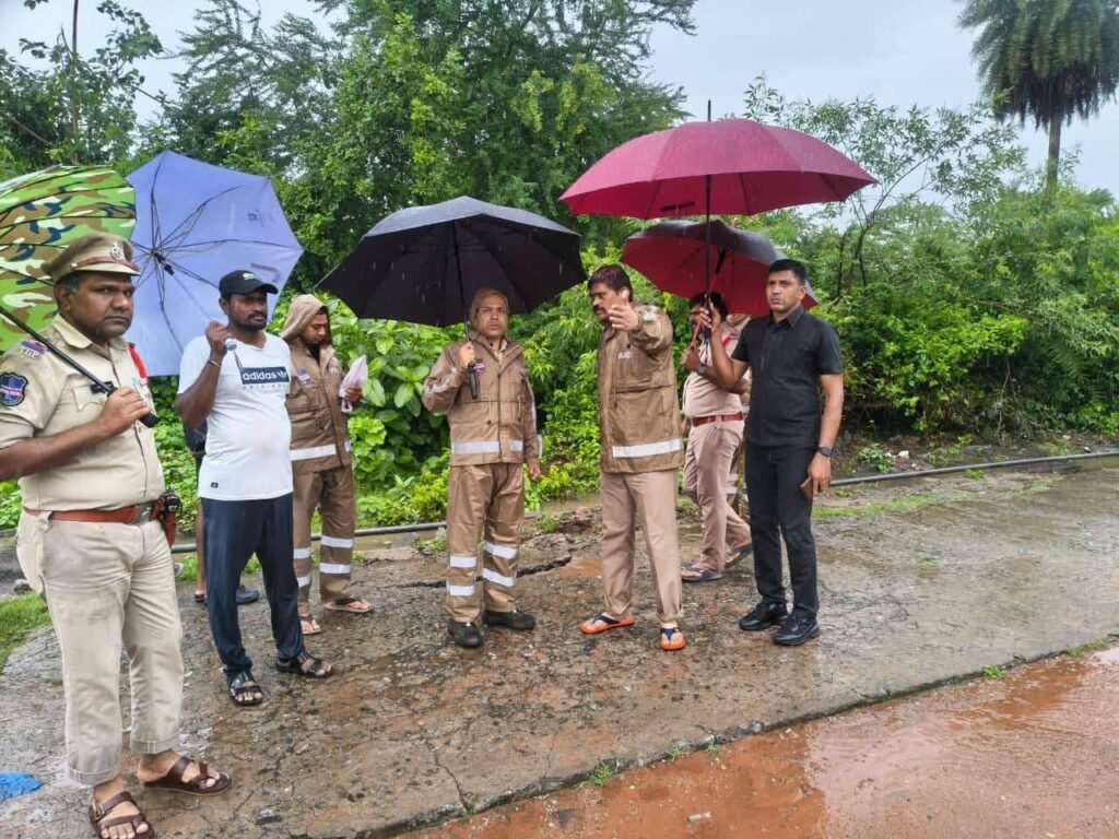 భారీ వర్షాలపై రామగుండం పోలీసుల హైఅలర్ట్  క్షేత్రస్థాయిలో సీపీ అంబర్ కిషోర్ ఝా పరిశీలన