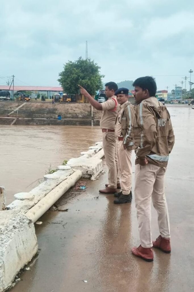 భారీ వర్షాలు.. ప్రజలు అప్రమత్తంగా ఉండాలి .వాగులు దాటవద్దు – SDPO రవీందర్ విజ్ఞప్తి. .24 గంటలు పోలీస్ పెట్రోలింగ్.