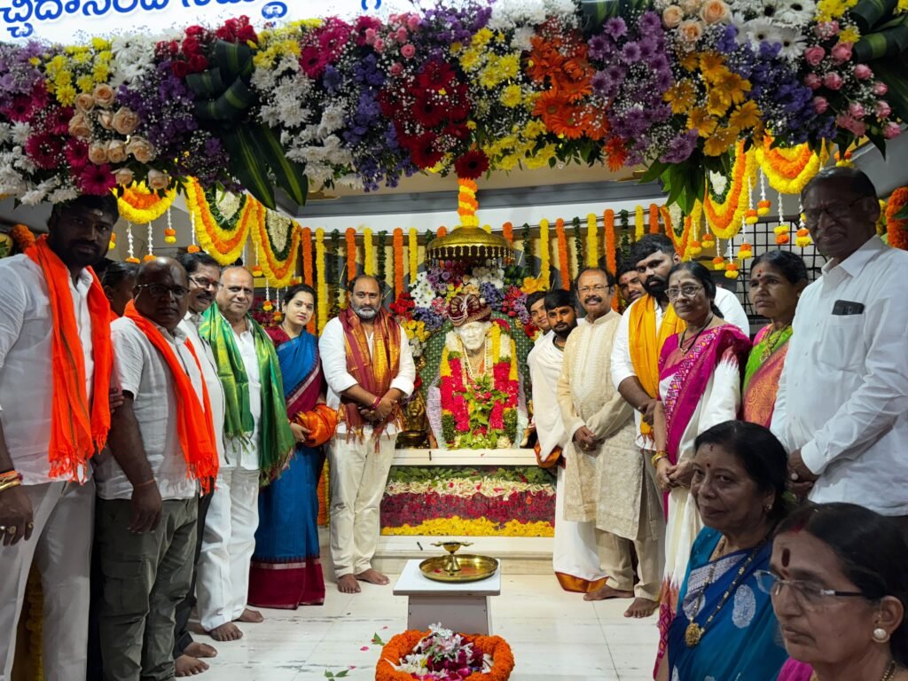 గురు పౌర్ణిమ పర్వదినాన ప్రత్యేక పూజలు భక్తులతో కలిసి వేడుకల్లో పాల్గొన్న సింధు ఆదర్శ్ రెడ్డి