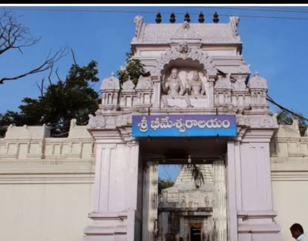 వేములవాడలో ఎడతెరిపి లేని వర్షం తడిసి ముద్దైనా పట్టణం