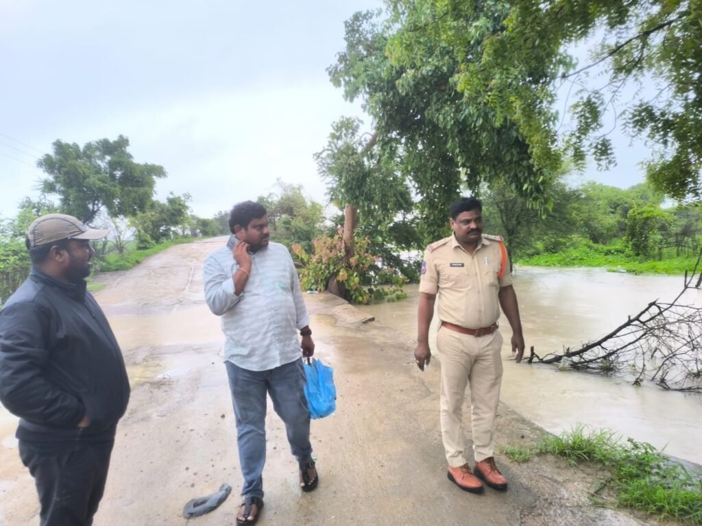 భారీ వర్షాలతో సోంపూర్ – హుంసా లోలెవెల్ బ్రిడ్జి రోడ్డుపై రాకపోకల నిషేధం.